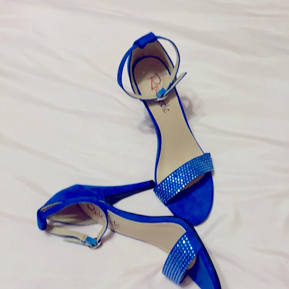 NWT Red circle footwear